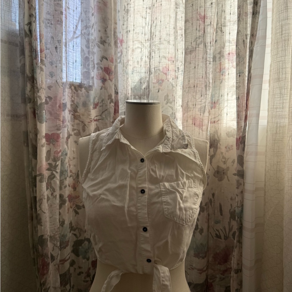 Love Tree White Sleeveless Button-Front Tie Hem Top